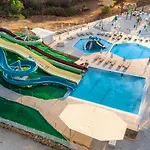 Zoe Hotel, Trypiti & Hive Water Park 4* לימנריה