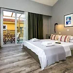 מלון Zoe Hotel, Trypiti & Hive Water Park לימנריה