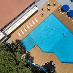 מלון Zoe Hotel, Trypiti & Hive Water Park לימנריה