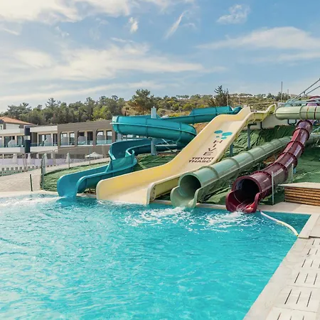 ホテル Zoe Hotel, Trypiti & Hive Water Park