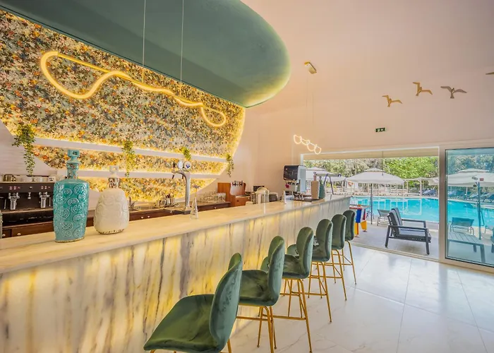 מלון Zoe Hotel, Trypiti & Hive Water Park