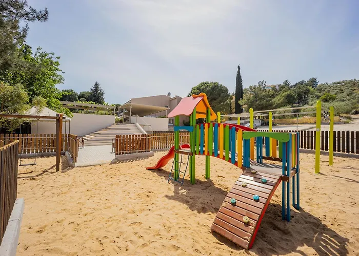 מלון Zoe Hotel, Trypiti & Hive Water Park לימנריה