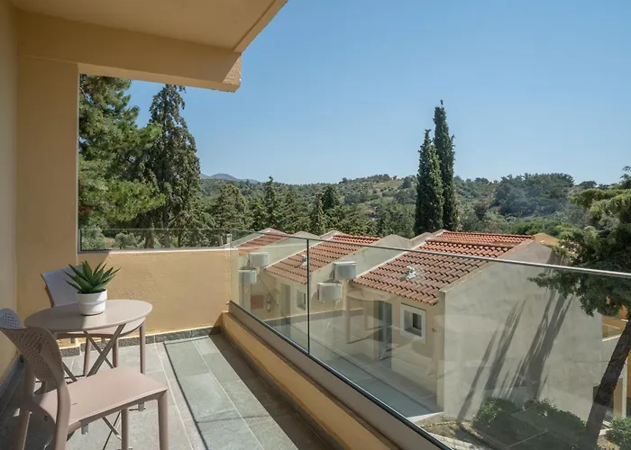 מלון Zoe Hotel, Trypiti & Hive Water Park