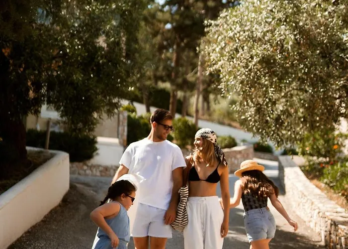 Zoe Hotel, Trypiti & Hive Water Park מלון לימנריה